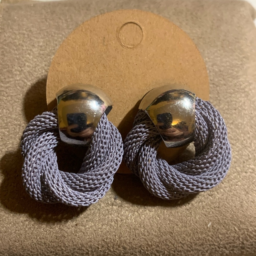 ⭐️2/$10⭐️ Lavender grey and silver Twisted knot earrings-BRAND NEW